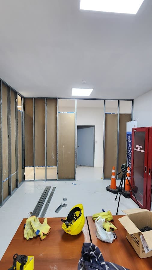 Remodelación y adecuación de almacenes y talleres - Imagen 3