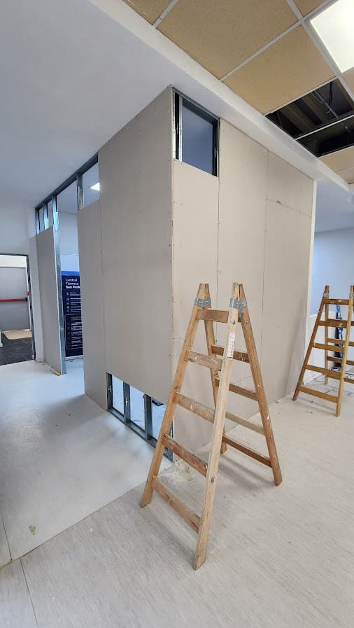Remodelación y adecuación de almacenes y talleres - Imagen 4