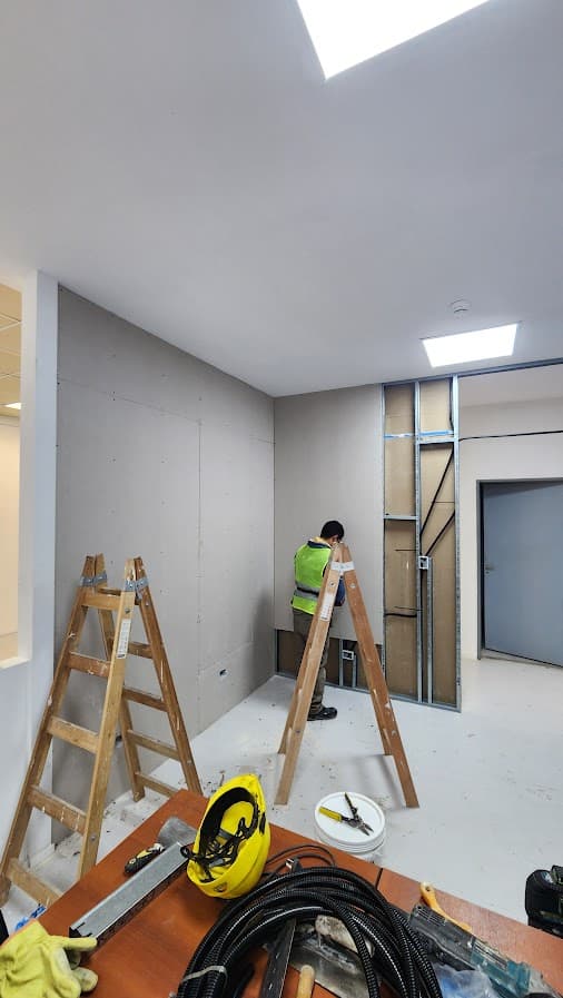Remodelación y adecuación de almacenes y talleres - Imagen 5