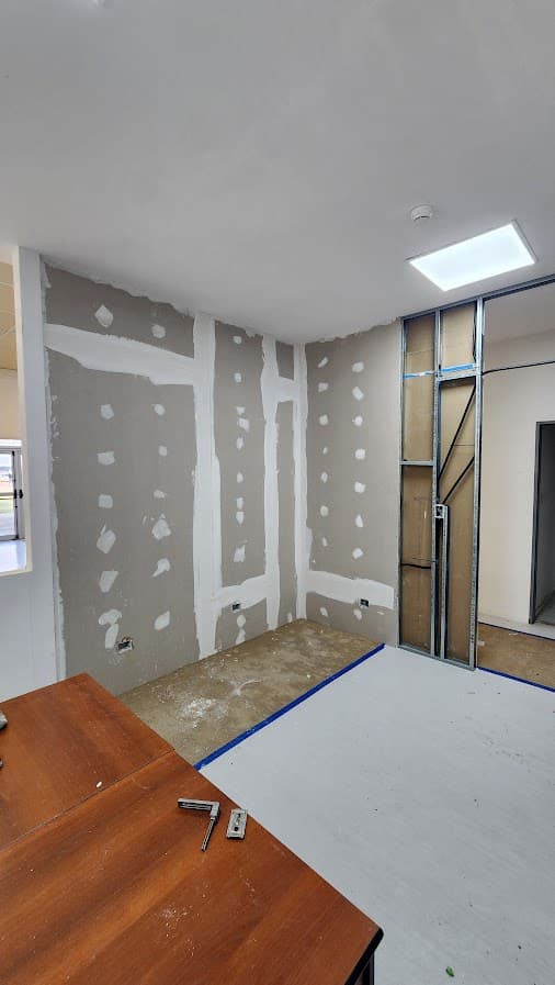 Remodelación y adecuación de almacenes y talleres - Imagen 6