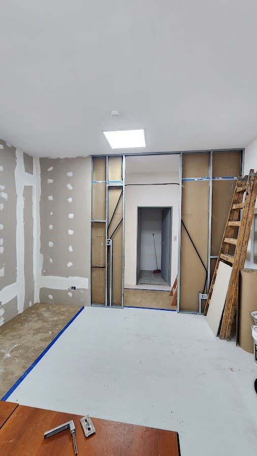Remodelación y adecuación de almacenes y talleres - Imagen 7