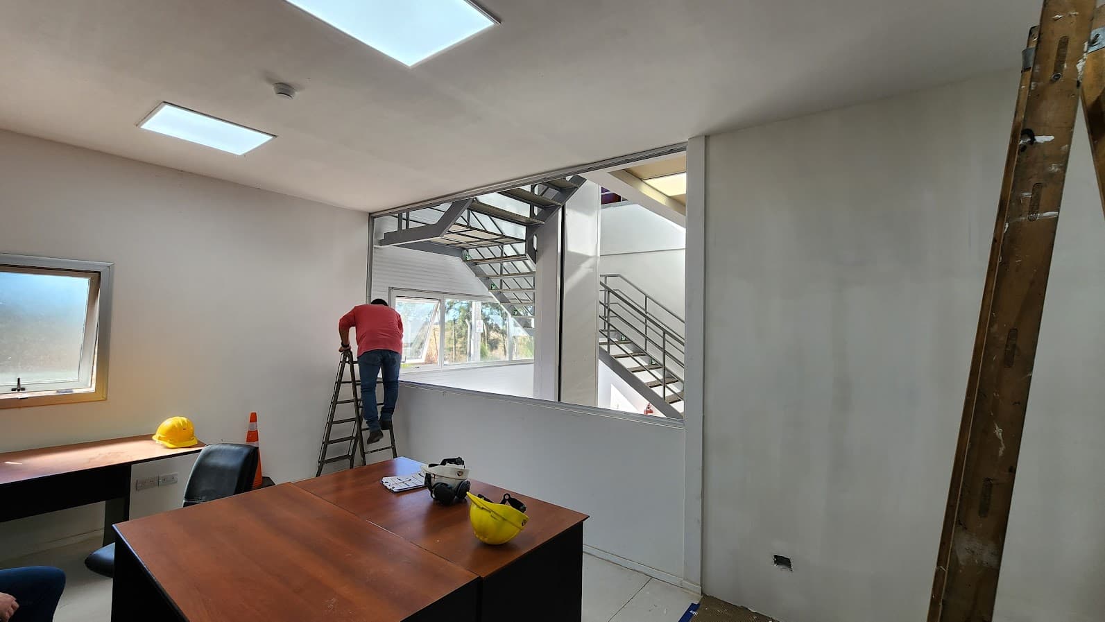 Remodelación y adecuación de almacenes y talleres - Imagen 9