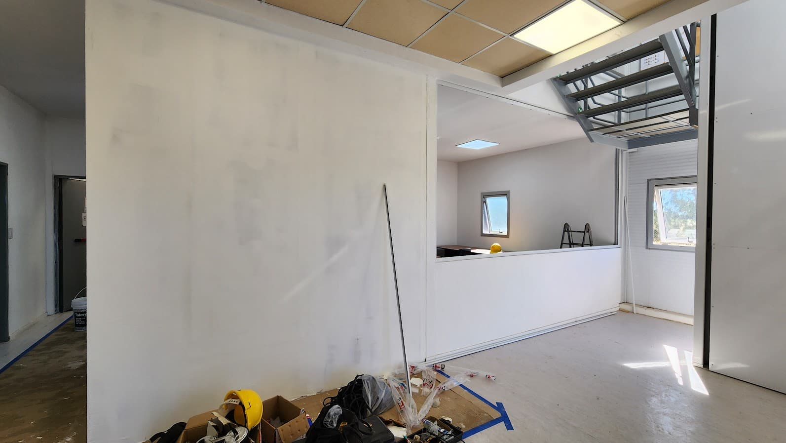 Remodelación y adecuación de almacenes y talleres - Imagen 10