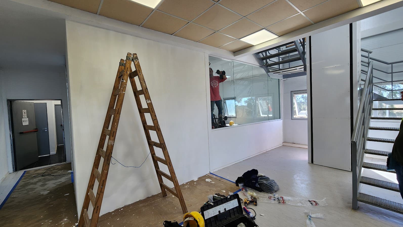 Remodelación y adecuación de almacenes y talleres - Imagen 12