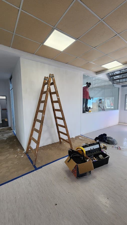 Remodelación y adecuación de almacenes y talleres - Imagen 13
