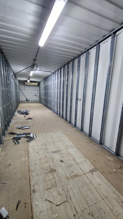 Remodelación y adecuación de almacenes y talleres - Imagen 15